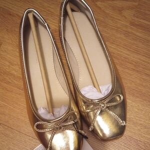 NWOT Elegant Gold Ballet Flats